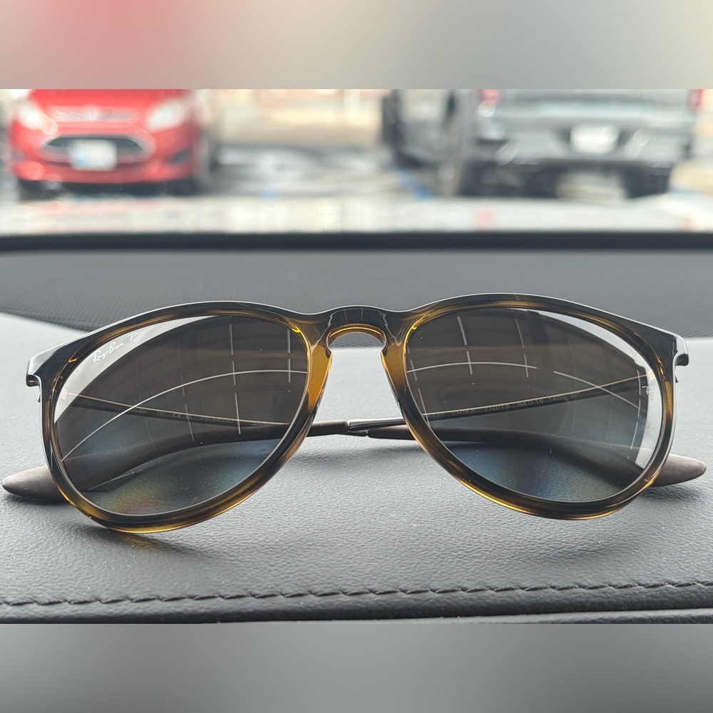 Ray-Ban Tortoise Shell Erika Sunglasses Polarized *Barely Used*
Women’s